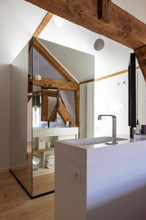 Habitación doble Deluxe, vista al canal | Baño | Secadora de cabello, toallas, jabón, shampoo 