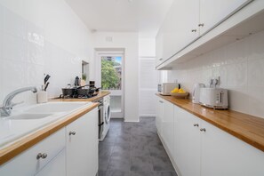 Fridge, microwave, oven, stovetop - Soothing 2-bedroom apartment in the heart of London (London)