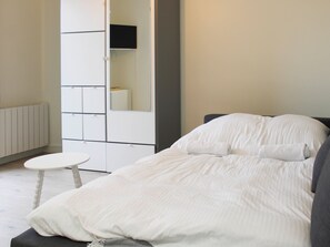 Tabla de planchar con plancha, wifi y ropa de cama 