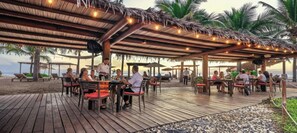 Outdoor dining - Your Dream Vacation Awaits at our Beachfront Villa (Playa Blanca)