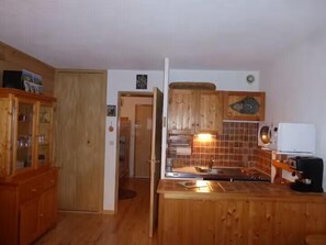 Fridge, microwave, oven, coffee/tea maker - Studio with mountain view in Barcelonnette (Uvernet-Fours)