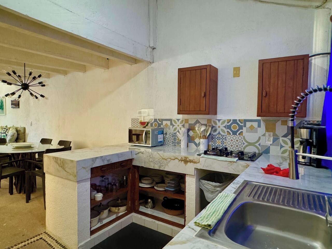 Coffee/tea maker, fridge, microwave, stovetop