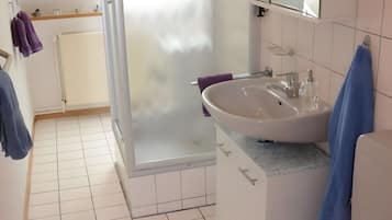 Dusche, Haartrockner, Handtücher