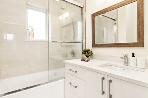 Dusche, Haartrockner, Handtücher, Seife