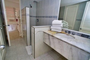 Bathroom - Paracana 4 Bedroom Golf Course Villa (Ixtapa)