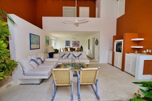 Smart TV - Paracana 4 Bedroom Golf Course Villa (Ixtapa)