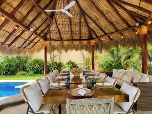 Outdoor dining - La Quinta de Don Hugo (Ixtapa)