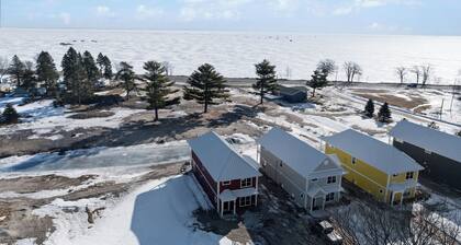 Gorgeous Lakeview Main Floor 2BR Retreat