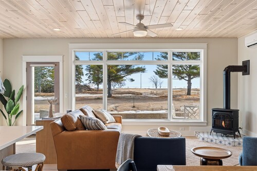 Gorgeous Lakeview Main Floor 2BR Retreat