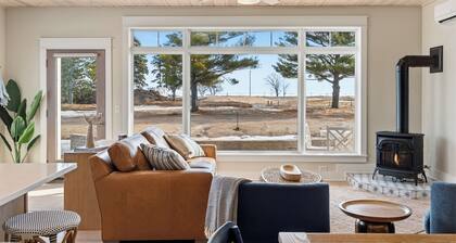 Gorgeous Lakeview Main Floor 2BR Retreat