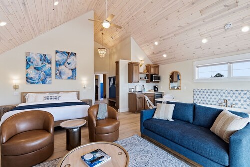 Mille Lacs Suite | King Bed & Soaking Tub