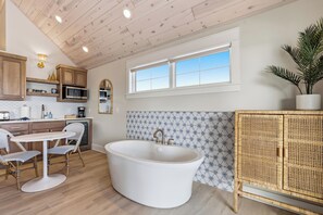 Private kitchen - Lakeside King Bed & Tub Suite (Garrison)