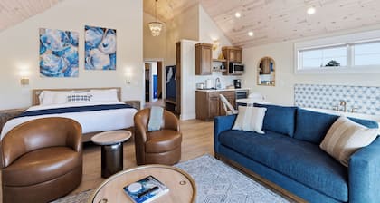 Lakeside King Bed & Tub Suite