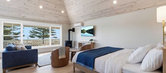 Lakeside King Bed & Tub Suite
