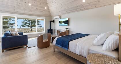 Lakeside King Bed & Tub Suite
