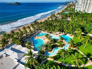 Indoor pool - Elegant Beachfront Studio in Monarca Ixtapa (Ixtapa)