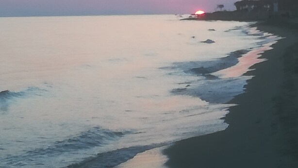 A beach with calm water, a sunset, and buildings along the shore. - The Nest, Hamlet in Tuscany – Mountain View, Private Terrace & Wi-Fi (Ravi)