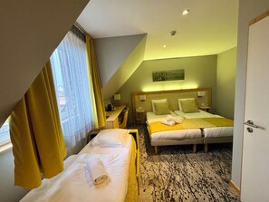 Comfort Triple Room - Logis Hôtel Restaurant & Spa Au Soleil (Wettolsheim)