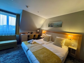 Quarto triplo conforto | Cofres nos quartos, escrivaninha, cortinas blackout, Wi-Fi de cortesia