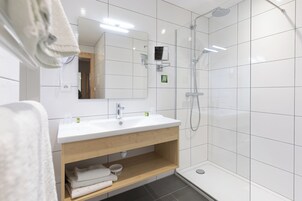 Quarto triplo conforto | Banheiro | Chuveiro, secador de cabelo, toalhas de banho, sabonete