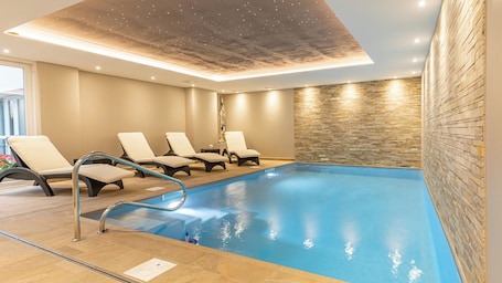 Indoor pool. Logis Hôtel Restaurant & Spa Au Soleil