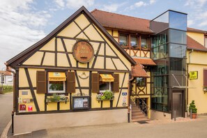 Exterior - Logis Hôtel Restaurant & Spa Au Soleil (Wettolsheim)