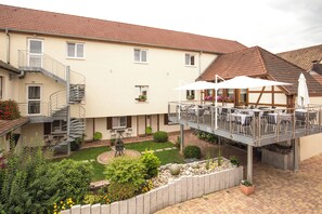 Outdoor dining - Logis Hôtel Restaurant & Spa Au Soleil (Wettolsheim)