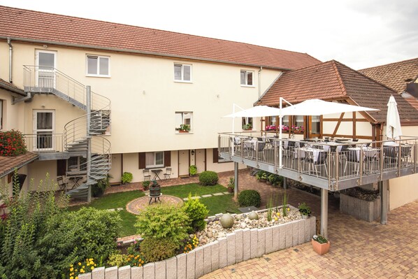 Outdoor dining - Logis Hôtel Restaurant & Spa Au Soleil (Wettolsheim)