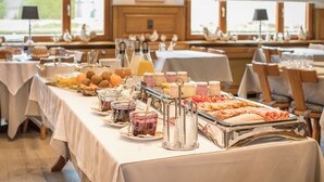 A buffet setup with various food items and beverages. - Logis Hôtel Restaurant & Spa Au Soleil (Wettolsheim)