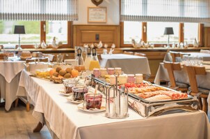 Café da manhã com buffet todos os dias mediante uma taxa