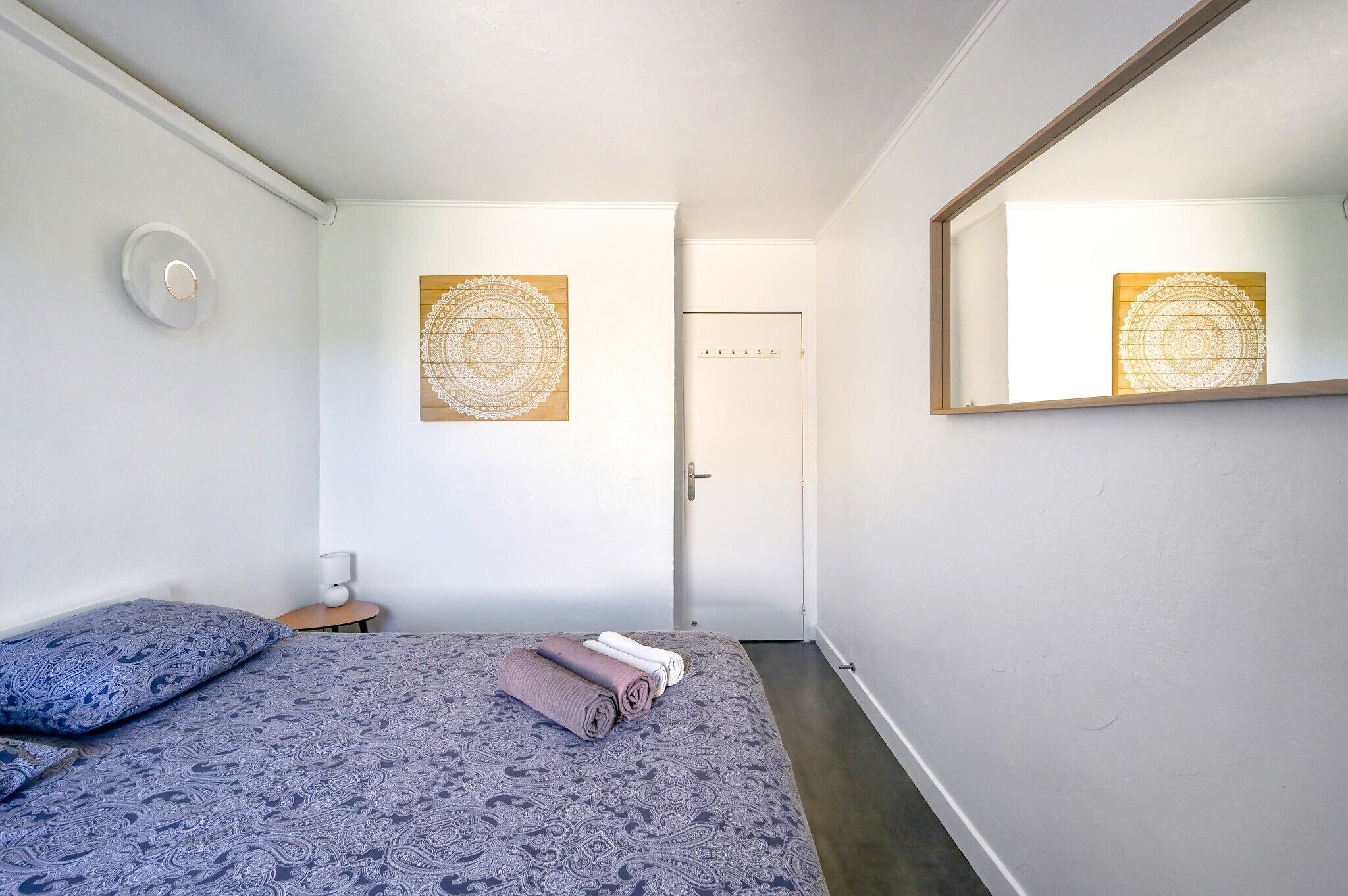 Tabla de planchar con plancha, wifi y ropa de cama 