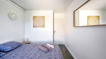 Tabla de planchar con plancha, wifi y ropa de cama