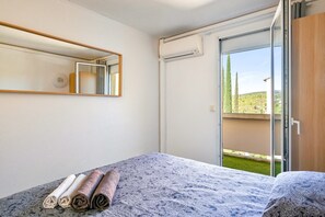 Tabla de planchar con plancha, wifi y ropa de cama 