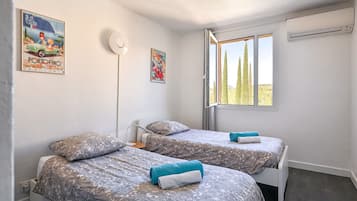 Iron/ironing board, WiFi, bed sheets