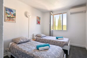 Tabla de planchar con plancha, wifi y ropa de cama 