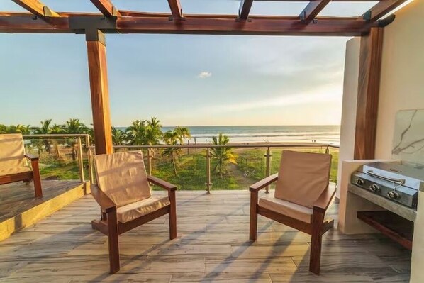 Property grounds - Oceanfront house with pool · Best Sunset (Aticama)