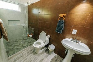 تجهيزات دش، مناشف، صابون، ورق حمّام