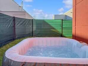Outdoor spa tub - Gesamte Unterkunft · 3 Privatzimmer · Parkplatz (Nürtingen)