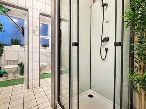 Bathroom - Gesamte Unterkunft · 3 Privatzimmer · Parkplatz (Nürtingen)