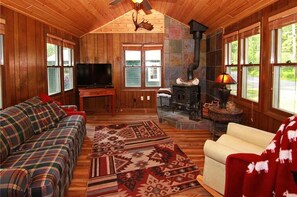 Living area - Charming 1-bedroom cabin with AC in beautiful Brainerd Lakes Area (Merrifield)
