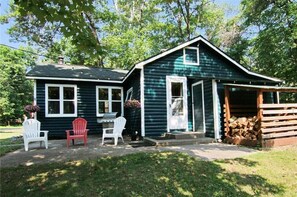 Terrace/patio - Charming 1-bedroom cabin with AC in beautiful Brainerd Lakes Area (Merrifield)