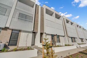 Exterior - Oceanview Luxury with Dedicated Workspace (Taperoo)