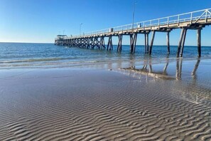 Beach - Oceanview Luxury with Dedicated Workspace (Taperoo)