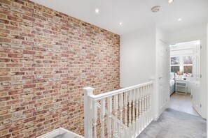 Interior - Bright & Spacious 3-Bed, 2-Bath Home in Graylands Close (Slough)