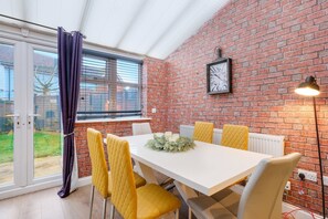 Dining - Bright & Spacious 3-Bed, 2-Bath Home in Graylands Close (Slough)