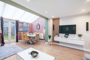 Interior - Bright & Spacious 3-Bed, 2-Bath Home in Graylands Close (Slough)
