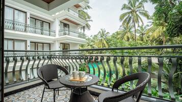 Apartment, 2 Bedrooms, Balcony | Property grounds