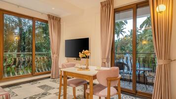 Apartment, 2 Bedrooms, Balcony | Dining