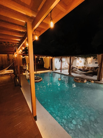 A heated pool. Spacious 5-bedroom house in charming Orlando with AC