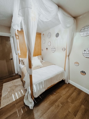 In-room safe, iron/ironing board, WiFi, bed sheets - Spacious 5-bedroom house in charming Orlando with AC (Orlando)